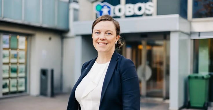 Hilde Rannem Rostad, Director of Digitalization of Financial Services at OBOS, in front of the OBOS headquarters. OBOS utilizes the AI-solution SEMINE to automate accounts payable processes and improve financial workflows.