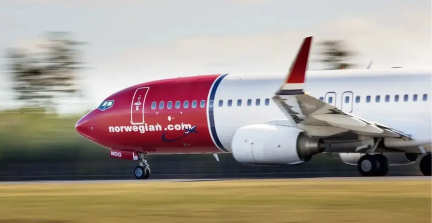 Norwegian-fly på rullebanen under takeoff, representerer effektivisering av fakturahåndtering og automatisering med AI-løsningen SEMINE