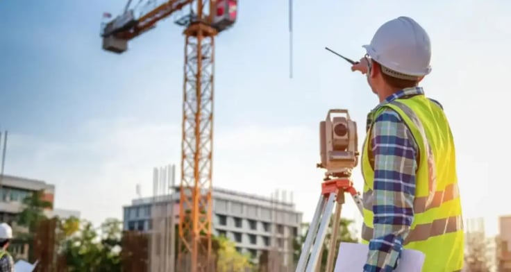 Construction worker using AI to approve invoices on-site, enhancing efficiency and cost control in contractor projects